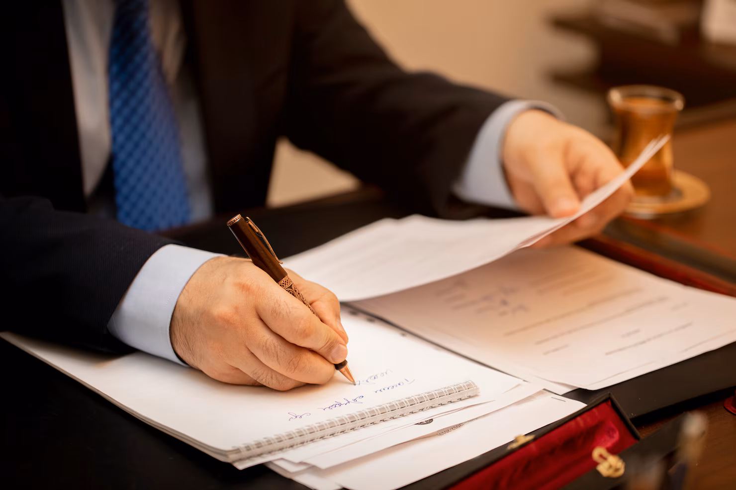 hombre-negocios-firmando-importantes-papeles-contrato
